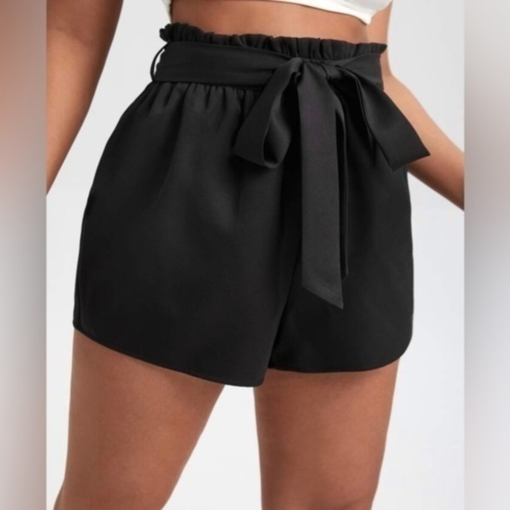 Paperbag high waisted black shorts M